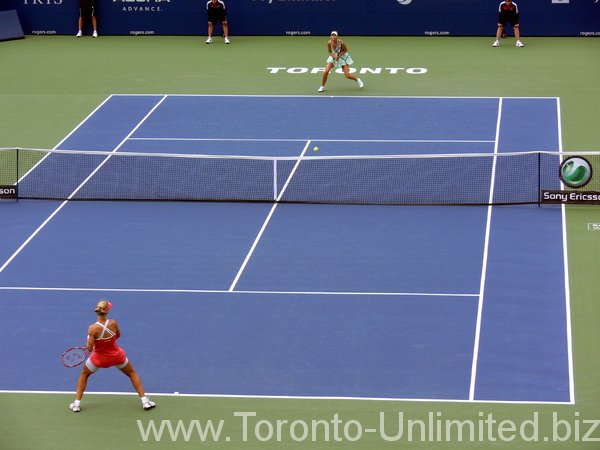 Sharapova and Dementieva rallying on the Centre Court.