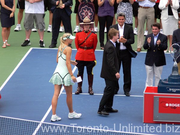 Sharapova to receive her trophy.