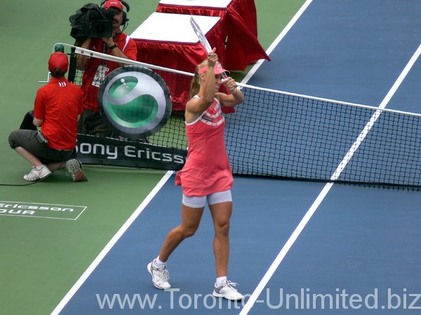 Dementieva waling on Centre Court with her Trophy!