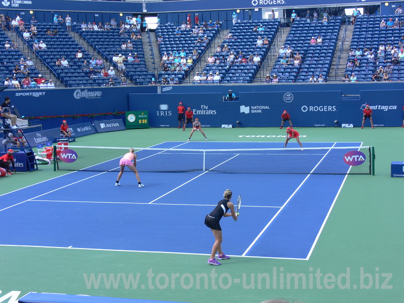 Kveta Peschke serving, her partner Anna-Lena Groenefeld. Opponents are Ekaterina Makarova and Elena Vesnina.