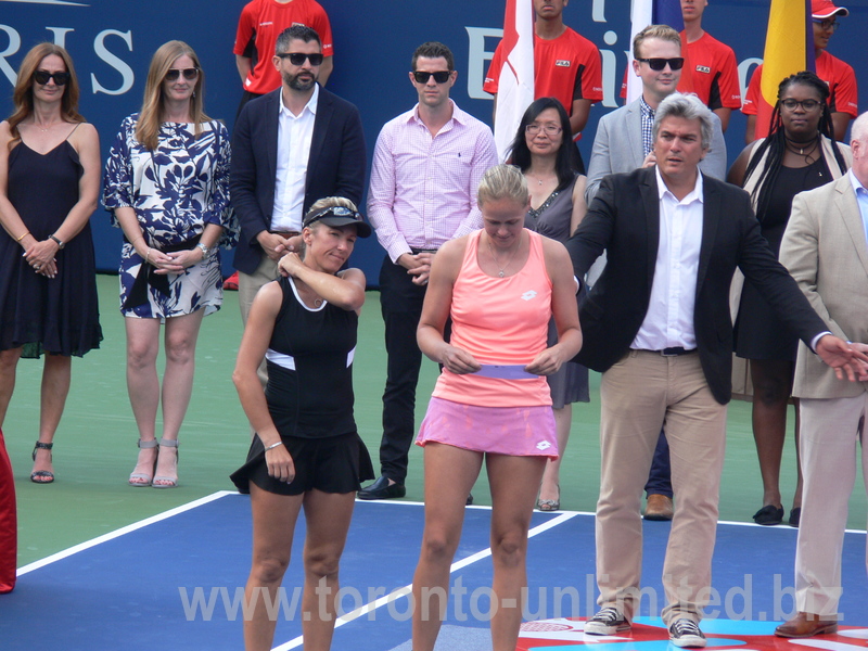 Finalists Kveta Peschke and Anna-Lena Groenefeld is holding the runner up's cheque receive from Scott Moore Rogers Cup 2017 Toronto!