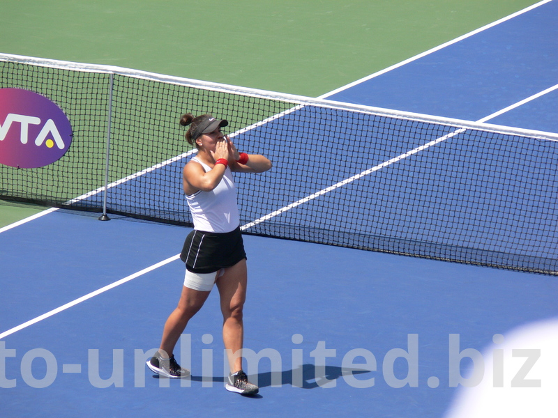 Biance Andrescu is declared a winner and celebrates on the court her victory, when Serena williams retires August 11, 2019 Rogers Cup 