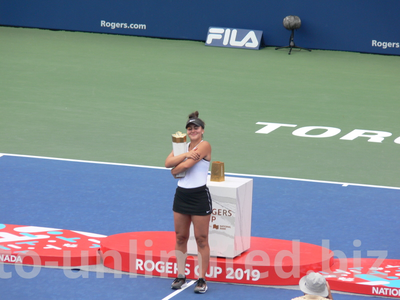 Bianca Andrescu is hugging her Championship Trophy on Centre Court, August 11, 2019 Rogers Cup Toronto 