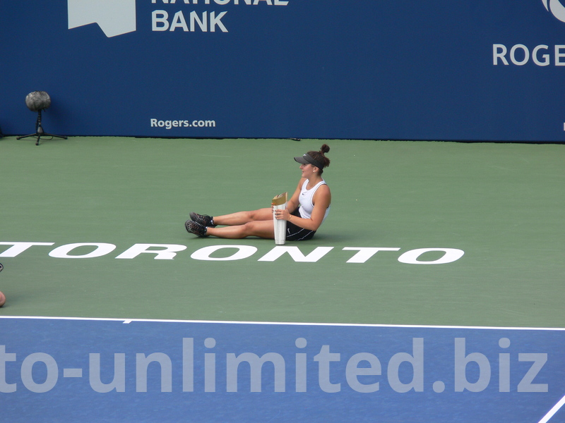 Telling sign TORONTO, Bianca Andrescu and Championship Trophy for all to enjoy August 11, 2019 Rogers Cup Toronto