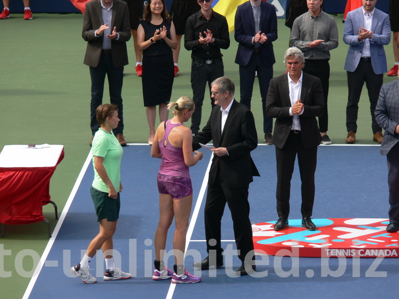 Alan Horn from Rogers Telecommunication is presenting the doubles finalists, Groenfeld and Schuurs with the cheque, August 11, 2019 Rogers Cup 