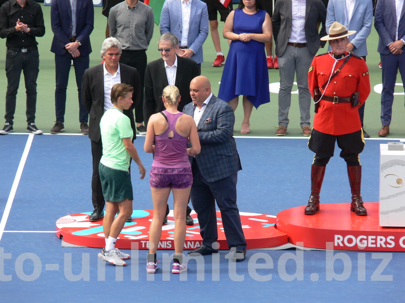 Finalists Groenfeld and Schuurs receiving Trophy from Tarek Naquib of National Bank, August 11, 2019 Rogers Cup  