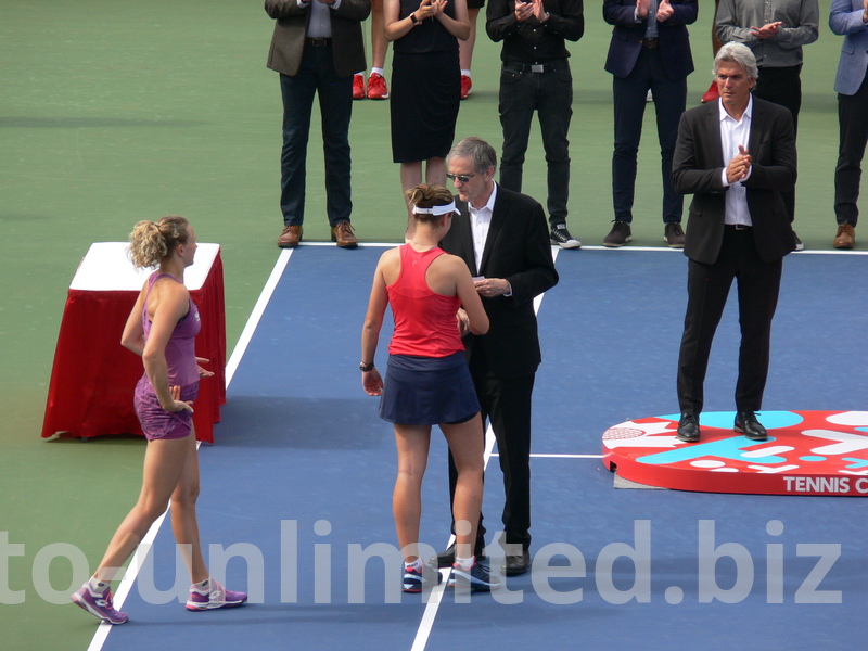 Doubles Champions are receiving winner's cheque from Alan Horn of Rogers Telecommunication, August 11, 2019 Rogers Cup 