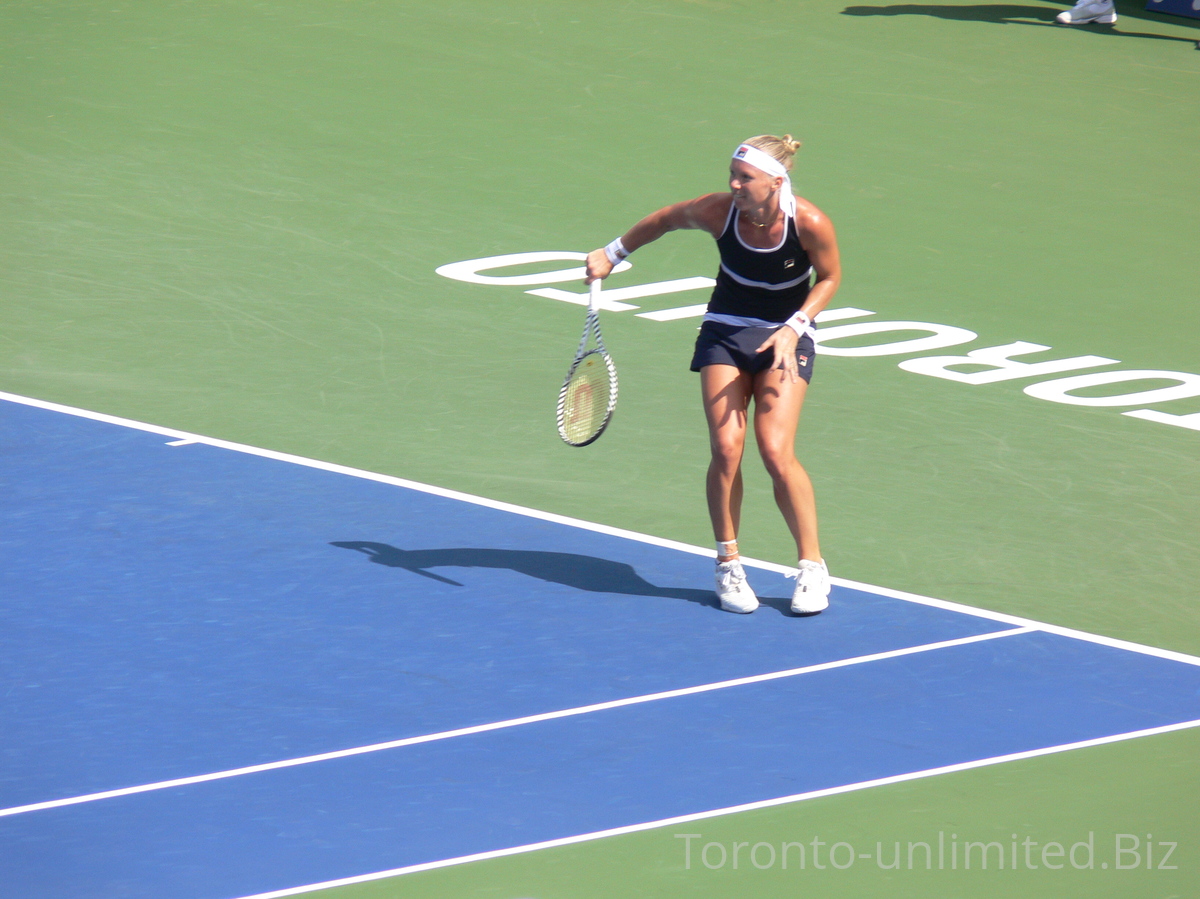 Kiki Bertens returning to Bianca Andrescu on Centre Court August 6, 2019 Rogers Cup in Toronto